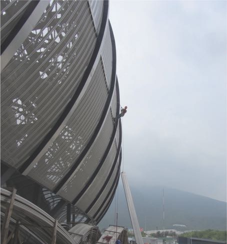 Fachada curva de aluminio